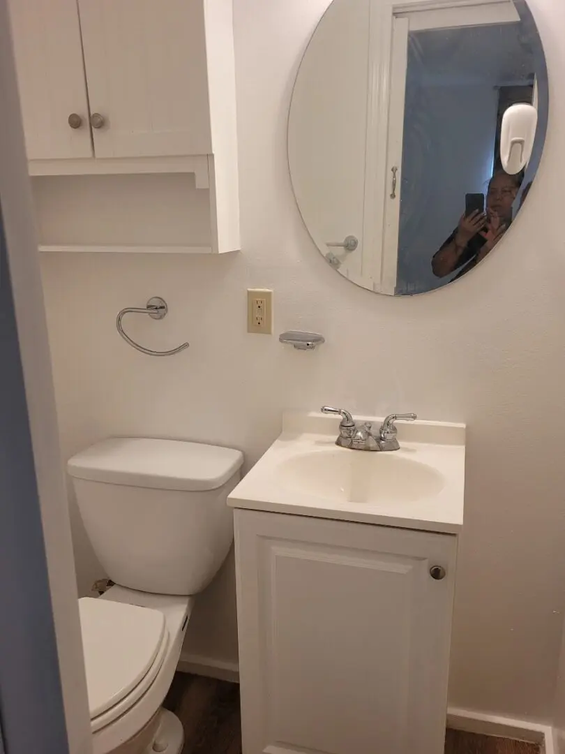 washroom with round mirror